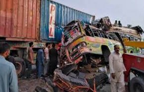 مقتل 30 شخصا في تصادم حافلة مع شاحنة في باكستان
