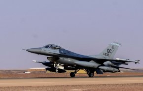 ورود جنگنده‌های آمریکایی «اف-۱۶» به پایگاه سعودی شاهزاده سلطان
