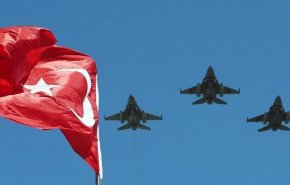 بالفيديو ..مقاتلات تركية تنفذ استعراضا جويا في أجواء 