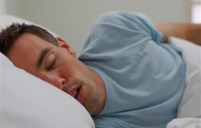 حالة مرضية نادرة تجبر رجلا على النوم 3 أسابيع كل شهر