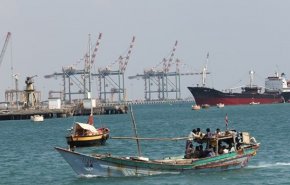 تحذيرات من كارثة بيئية إثر غرق سفينة تابعة لتحالف العدوان في عدن