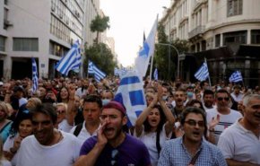 الشرطة اليونانية تشتبك مع متظاهرين يحتجون على التطعيم ضد كورونا