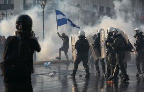 درگیری پلیس یونان با معترضان به واکسیناسیون اجباری