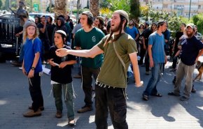 الإندبندت: قوات الاحتلال توفر الحماية لاعتداءات المستوطنين