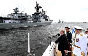 با حضور مقتدرانه ناوگروه نیروی دریایی ارتش، رژه بزرگ دریایی روسیه برگزار شد