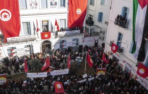 آلاف التونسيين يحتفلون بقرار الرئيس حل الحكومة وتجميد عمل البرلمان

