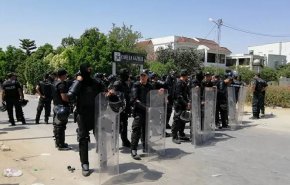 مصير الديمقراطية بعد قرارات الرئيس التونسي وبلورة مواقف لتشكيل الحكومة اللبنانية