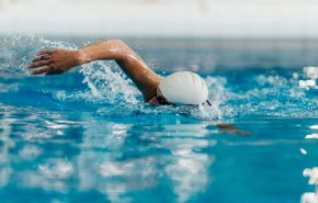 السباحة تؤثر على الروابط العصبية في الدماغ وتقدم فوائد 