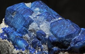 سريلانكي يعثر على 'أكبر حجر ياقوت أزرق في العالم' 