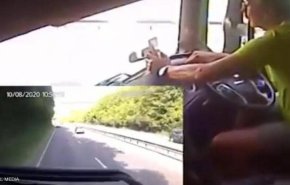 مقطع فيديو يظهر مخاطر الانشغال بالهاتف أثناء القيادة