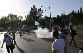 قوات الاحتلال تعتدي على وقفة رافضة لتهجير أهالي الشيخ جراح


