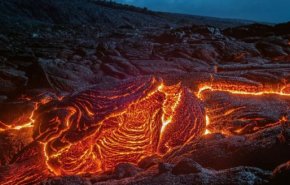 بالصور..مصور يخوض تجربة خطيرة لتصوير الحمم البركانية في جزيرة هاواي