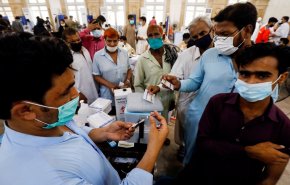 امتداد طوابير التطعيم في باكستان بعد اعلان فرض العقوبات