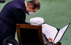 حجت الاسلام رئسی، رییس قوه قضاییه و دبیرشورای نگهبان سوگندنامه رییس جمهوری را امضا کردند