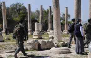 المستوطنون الصهاينة يعتدون على المنطقة الأثرية في سبسطية