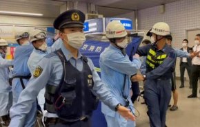 رجل يطعن 10 أشخاص في طوكيو بسبب 