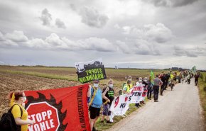 نشطاء ألمان يشكلون سلسلة بشرية للمطالبة بوقف استخراج الفحم