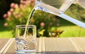 ما هي فوائد شرب الماء على معدة فارغة كل صباح؟