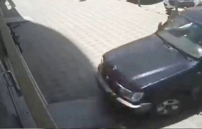 امرأة سعودية تدمر محلًا بسيارتها خلال تدربها على القيادة +فيديو