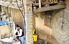 انهيار سقف مطبخ على سيدة صينية وهي تغسل الأطباق +فيديو
