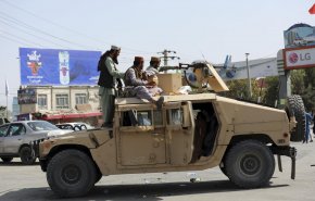 شاهد.. استيلاء طالبان على اسلحة أمريكية يثير قلق الجيش الامريكي 