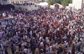 شاهد..الآلاف يتظاهرون في محافظة المهرة رفضا لتواجد القوات الأجنبية