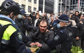 استرالیا معترضان قرنطینه را بازداشت کرد