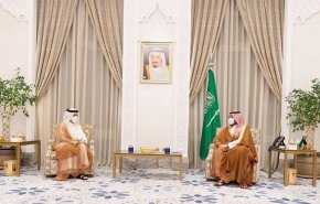 ولي العهد السعودي يلتقي وزير خارجية قطر بنيوم