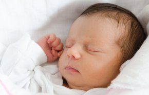 الصحة العالمية تجيب عن تساؤلات حول إرضاع الأم المصابة بكورونا لرضيعها