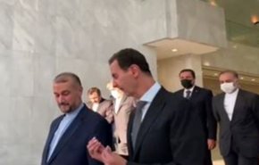 بالفيديو: اجتماع مؤثر ومطول بين الرئيس الأسد وضيفه الايراني 