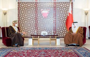 ملك البحرين يلتقي وزير خارجية عمان وتوقيع 3 مذكرات تفاهم