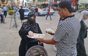 پخش شیرینی در غزه در پی هلاکت نظامی صهیونیست + عکس