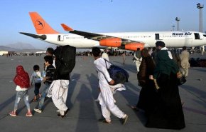 تقارير : زيجات سريعة حول مطار كابل بهدف الفرار من افغانستان