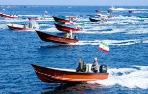 عشرات السفن والزوارق التابعة للحرس الثوري تستعرض اقتدار ايران في الخليج الفارسي