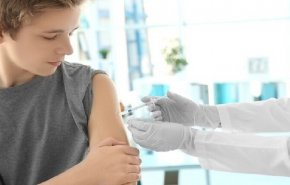 خبراء ينصحون بعدم تطعيم الأطفال الأصحاء بين 12 و15 عامًا