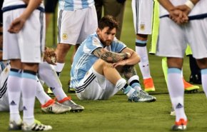 شاهد لقطة طريفة ..الحكم واللاعبون يبحثون عن الكرة في مباراة الأرجنتين وبوليفيا 
