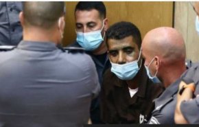 نقل الاسير الفلسطيني زكريا الزبيدي إلى المستشفى لتلقي العلاج