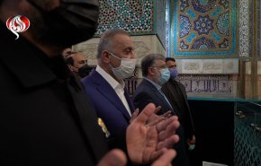 بالفيديو..رئيس وزراء العراق يزور مرقد الامام الرضا (ع)