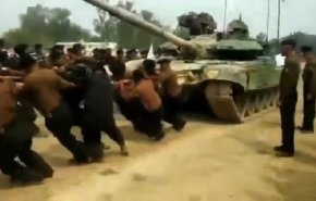 شاهد بالفيديو.. الجنود الهنود يقطرون دبابة 