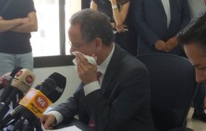 وزير لبناني يبكي اثناء تسليمه الوزارة لخلفة