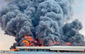 الإمارات.. حريق ضخم في مصنع للإطارات


