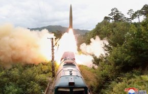 شلیک موشک‌های کره شمالی از ریل قطار + عکس