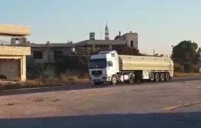 شاهد لحظة دخول قافلة صهاريج الوقود الايراني للبنان