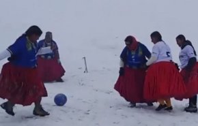 شاهد.. سيدات من بوليفيا يلعبن كرة القدم فوق الثلج وعلى ارتفاع 5890 مترا فوق سطح البحر