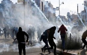 مقاومون فلسطينيون يطلقون النار باتجاه  حاجز الجلمة في الضفة الغربية