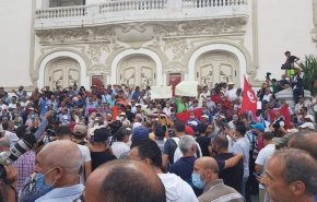 بالفيديو.. مظاهرات في تونس منددة بقرارات قيس سعيد