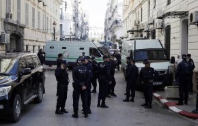 الجزائر.. السجن المؤقت لـ8 أشخاص بتهمة الإشادة بالإرهاب
