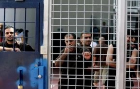 100 أسير فلسطيني يدخلون إضرابا تنديدا بالتنكيل والتضييقات بحق الأسرى