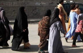'طالبان' تأمر النساء العاملات في كابل بالبقاء في البيت
