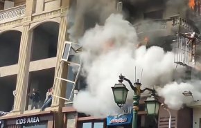 شاهد: حريق كبير في عيادة بمصر.. وشهود يوثقون 'بطولات السكان'